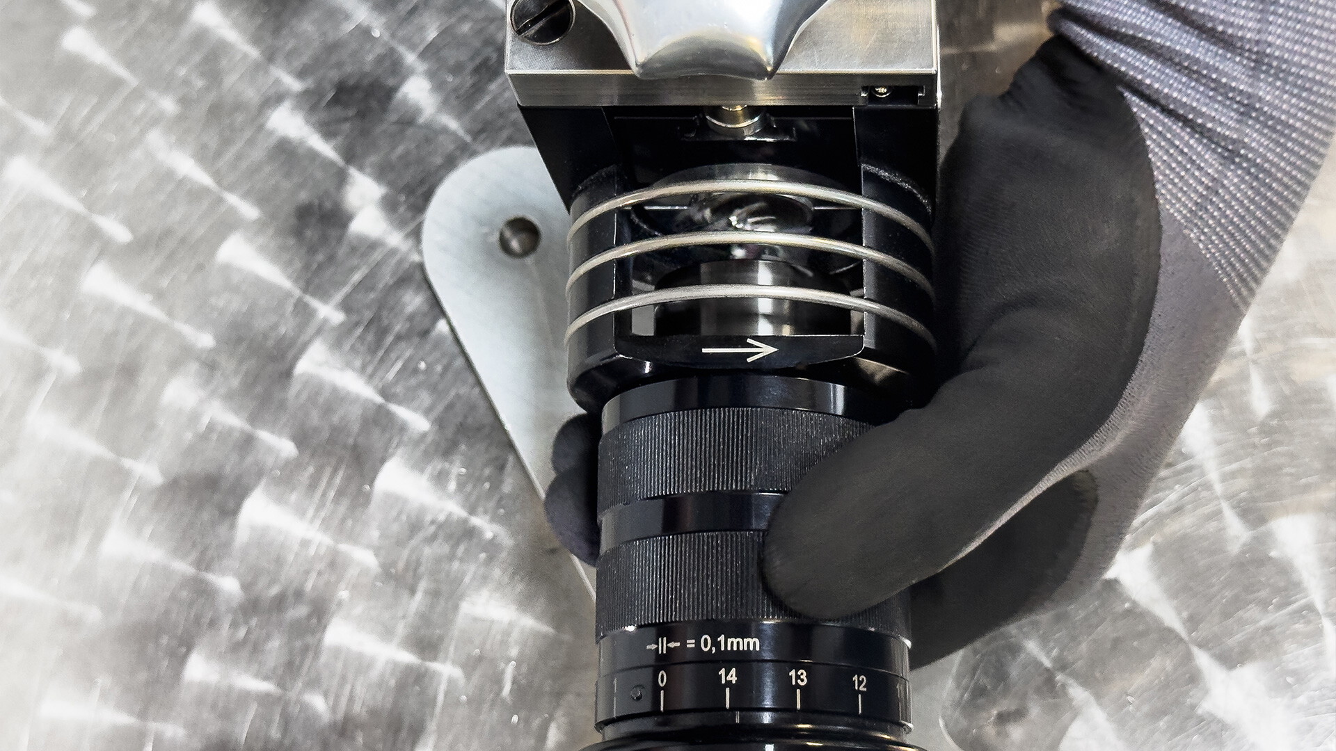 Feed with 0.1 mm scale graduation