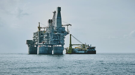 Instalacja offshore na morzu
